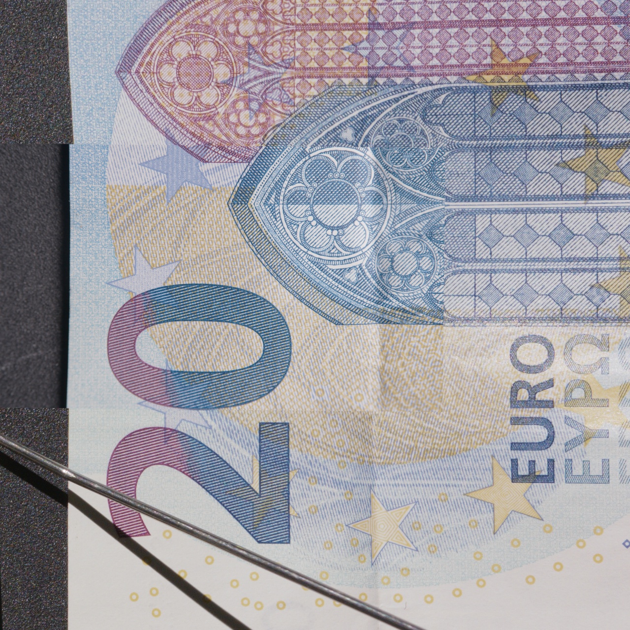 Euro_Banknotes_Detail_Macro_overlaid.jpg